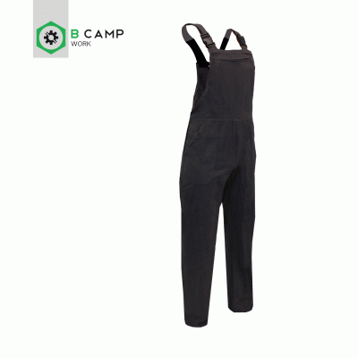 Macacão de trabalho preto com alças ajustáveis numa imagem com fundo branco e logótipo B CAMP WORK.