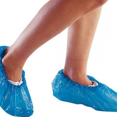 Proteções descartáveis de calçado azuis em plástico com elástico branco.