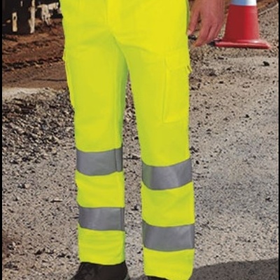 Calças de trabalho amarelas fluorescentes com faixas refletoras e sapatos de segurança