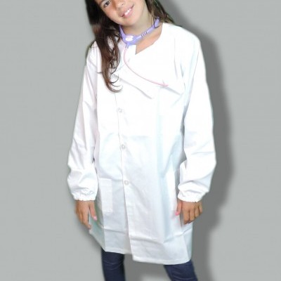 Criança com bata branca, calças azul-escuro, sapatos vermelhos e estetoscópio lilás ao pescoço