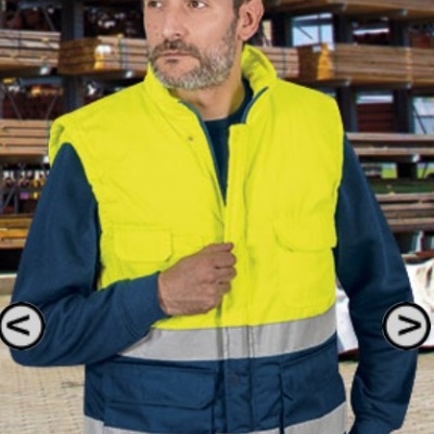 Colete de trabalho amarelo e azul com faixas refletoras em ambiente industrial