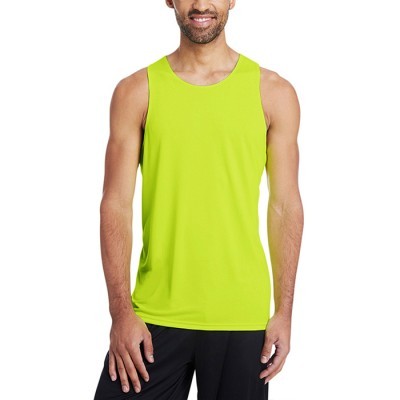 Homem com camisola regata verde limão e calças pretas em fundo branco