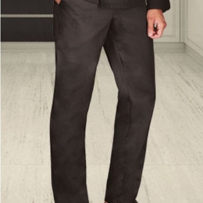 Calças pretas profissionais em ambiente interior com chão claro