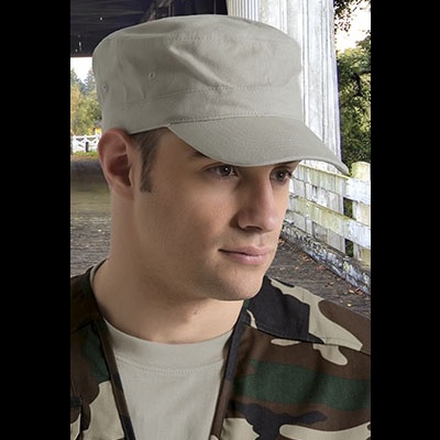 Homem com boné militar bege e casaco camuflado em ambiente exterior