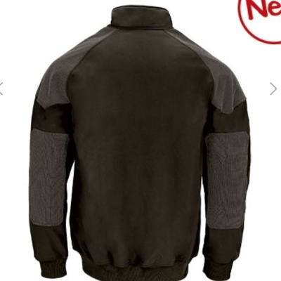 Casaco preto e cinza com punhos elásticos visto de costas