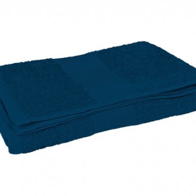 Toalha azul escura dobrada com textura de algodão