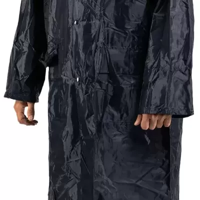 Homem com casaco impermeável azul escuro, calças pretas e sapatilhas brancas