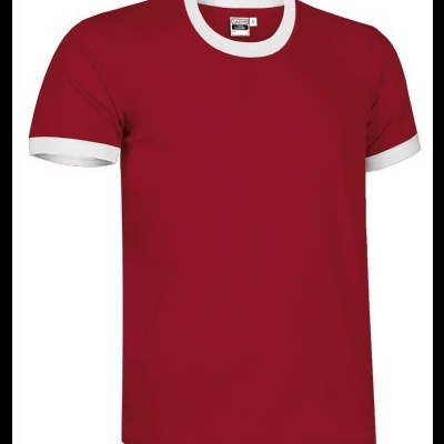 Camiseta vermelha com gola e punhos brancos e etiqueta de marca