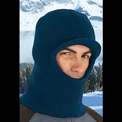 Passa-montanhas azul escuro em homem com paisagem de neve ao fundo