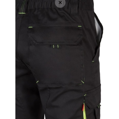 Calças de trabalho pretas com detalhes verdes fluorescentes e bolsos