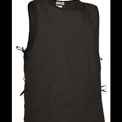 Colete preto com bolsos frontais e fitas laterais para ajuste.