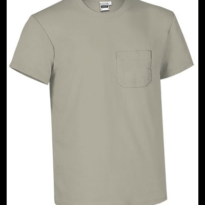 Camiseta cinza claro com bolso no peito e etiqueta GILDAN