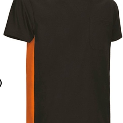 T-shirt preta com faixa lateral laranja e bolso no peito