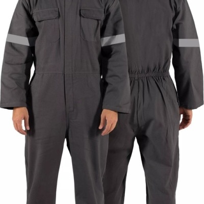 Macacão de trabalho cinzento escuro com faixas refletoras nos braços e pernas