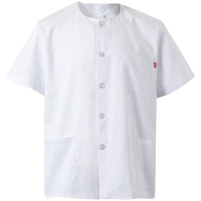Blusa branca de botões com gola redonda e bolsos.