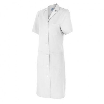 Vestido branco de manga curta com abotoamento e bolsos