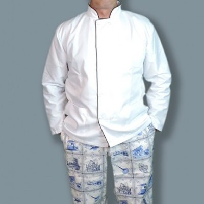 Homem com farda de cozinheiro branca e calças estampadas azuis