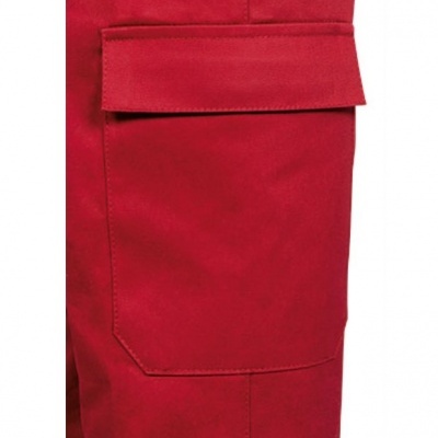 Calça vermelha com bolso de abas e fecho de velcro
