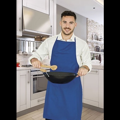 Homem em avental azul segurando frigideira na cozinha moderna