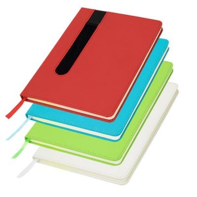 Quatro cadernos coloridos empilhados com fitas marcadoras de páginas