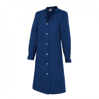 Casaco longo azul com botões e gola em fundo branco