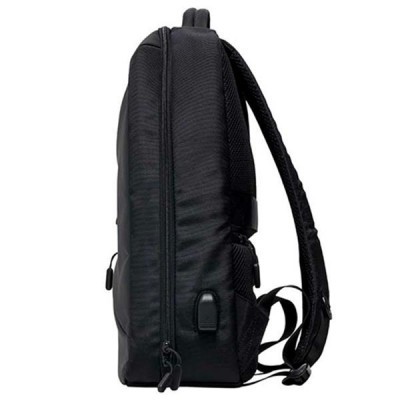 Mochila preta vista de perfil com zíper duplo e porta USB lateral