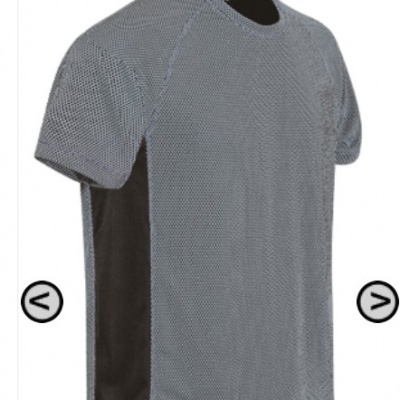 T-shirt desportiva cinzenta com painéis laterais pretos e gola redonda