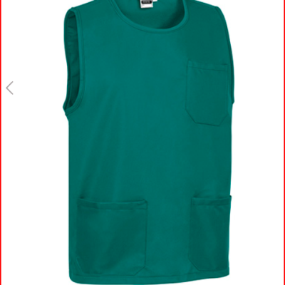 Colete verde com três bolsos em fundo branco