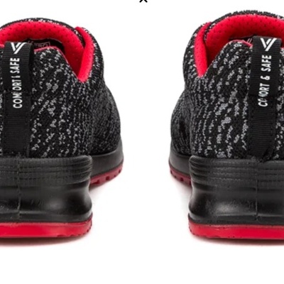 Sapatilhas pretas e vermelhas vistas de trás