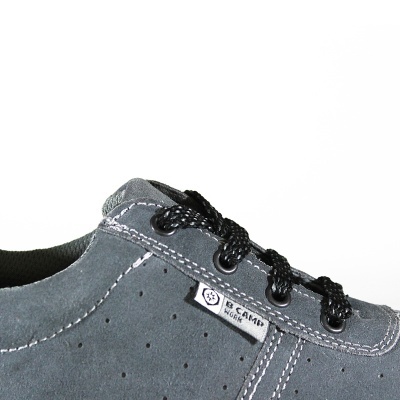 Sapato desportivo cinza em camurça com atacadores pretos e etiqueta B.CAMP NOVA