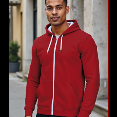 Homem com camisola com capuz vermelha com fecho branco num cenário urbano