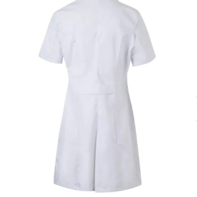 Vestido branco de mangas curtas visto de costas