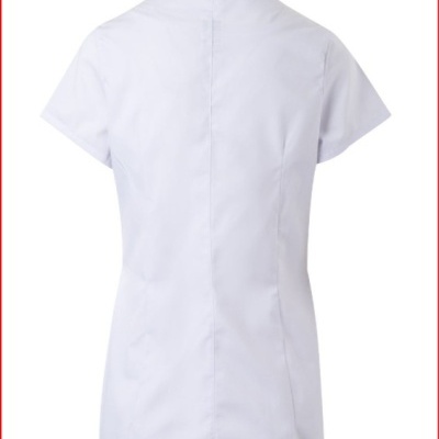 Blusa branca de manga curta vista de costas