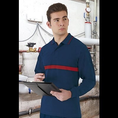 Homem com polo azul escuro e faixa vermelha segurando tablet numa sala com tubagens