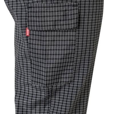 Calça cargo xadrez preto e branco com bolso e etiqueta vermelha
