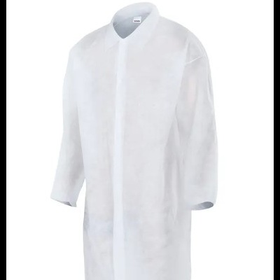 casaco branco comprido com gola clássica e mangas compridas