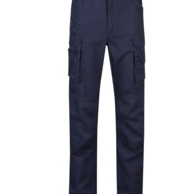 Calças cargo azuis escuras com bolsos laterais