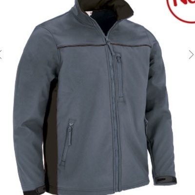 Casaco cinza e preto com fecho zip frontal e bolsos com fecho