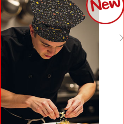 Chefe de cozinha com chapéu preto decorado a preparar prato de massa