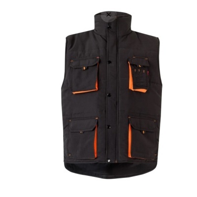 Colete de trabalho preto com detalhes laranja e vários bolsos.