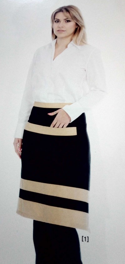 Mulher com camisa branca e saia preta com faixas bege