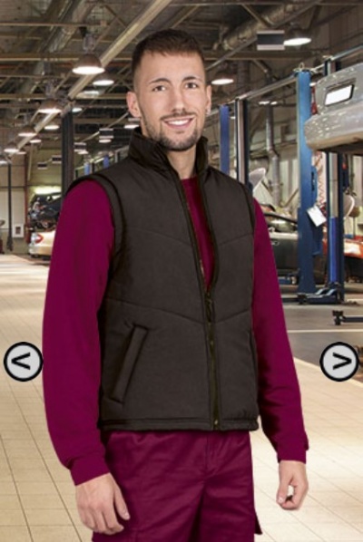 Colete masculino preto acolchoado numa oficina automóvel