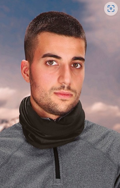 Homem com cachecol tubular preto e camisola cinza