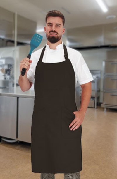 Homem com avental preto e espátula azul em cozinha profissional