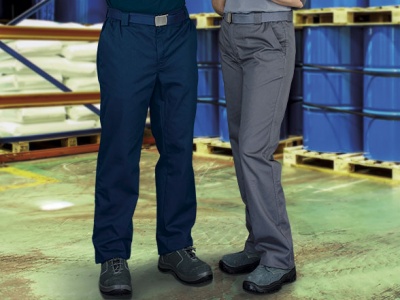 Calças de trabalho azul e cinza em ambiente industrial com tambores azuis