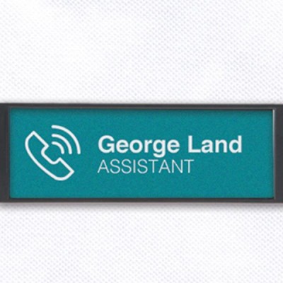 Placa de identificação verde com texto branco e símbolo de telefone.