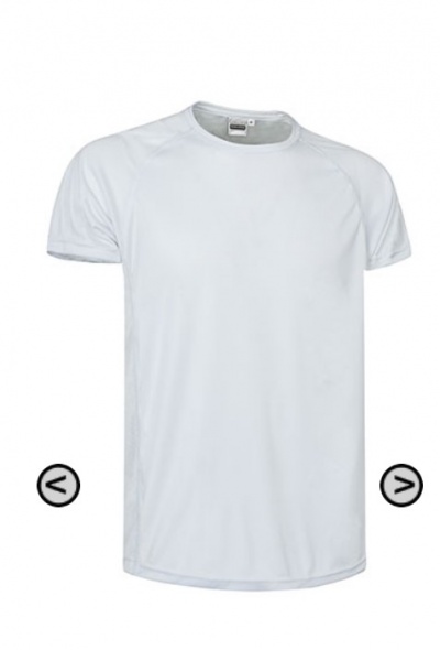 Camiseta branca de manga curta com gola redonda sobre fundo branco.