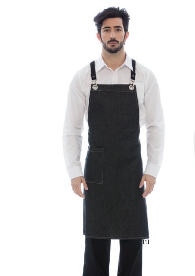 Homem com avental preto, camisa branca e calças pretas.