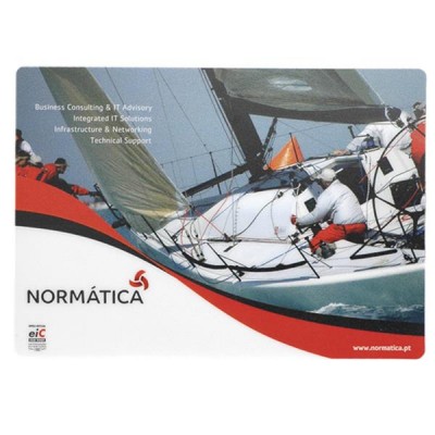 Barco de vela com tripulantes e texto de serviços de TI da NORMÁTICA