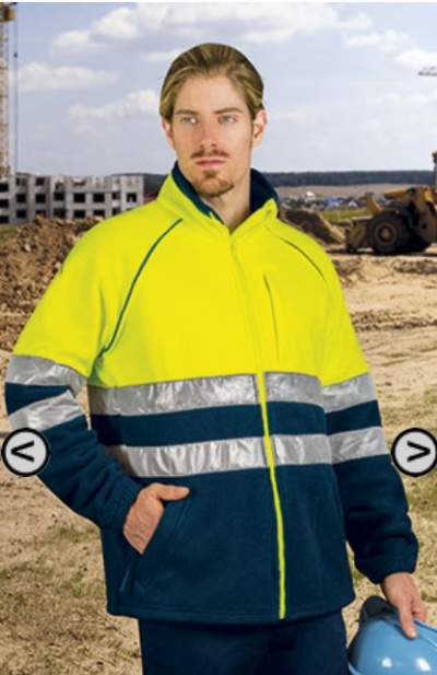 Casaco de trabalho amarelo fluorescente com faixas refletoras prateadas em cima de tecido azul escuro, modelo masculino em estaleiro.